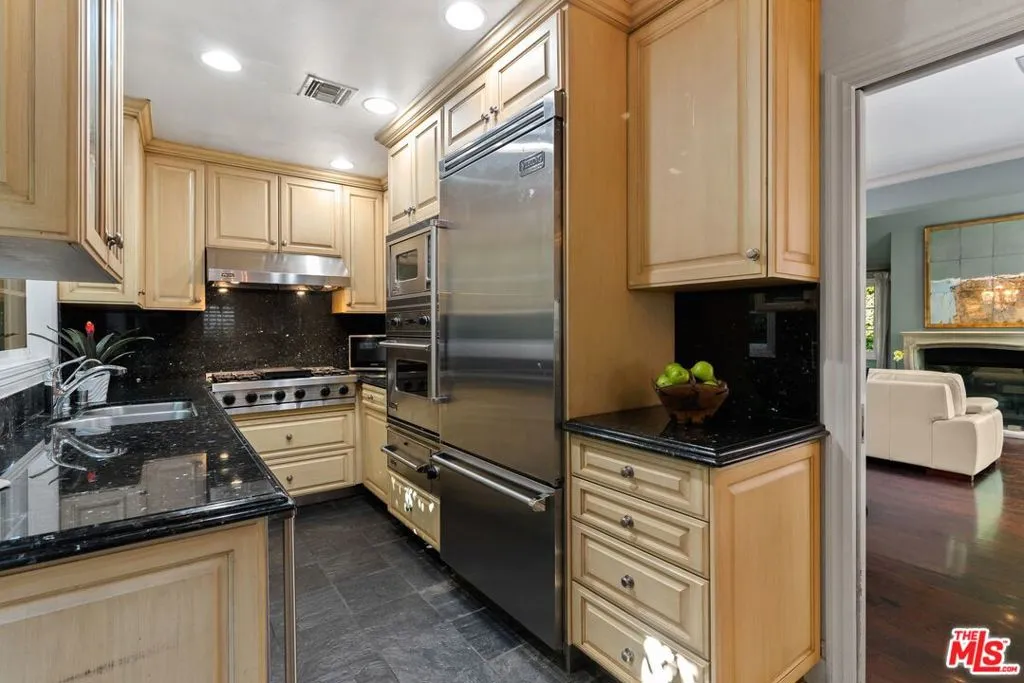 West Hollywood, California 90069, United States, 2 Bedrooms Bedrooms, ,2 BathroomsBathrooms,Residential,Active,137472