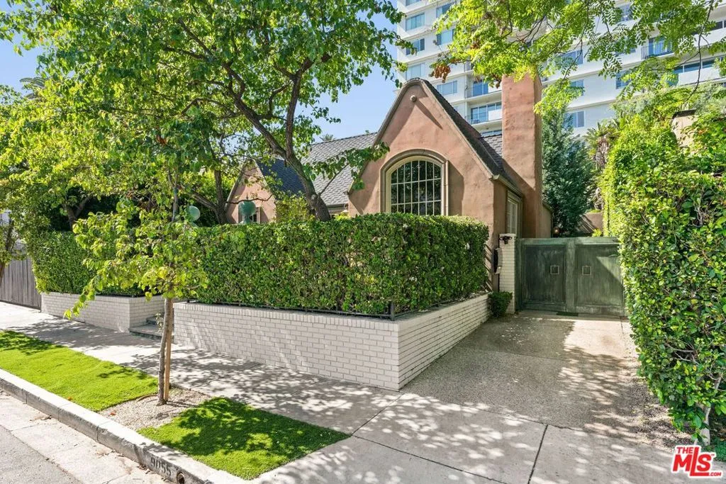 West Hollywood, California 90069, United States, 2 Bedrooms Bedrooms, ,2 BathroomsBathrooms,Residential,Active,137472