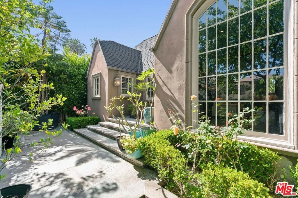 West Hollywood, California 90069, United States, 2 Bedrooms Bedrooms, ,2 BathroomsBathrooms,Residential,Active,137472