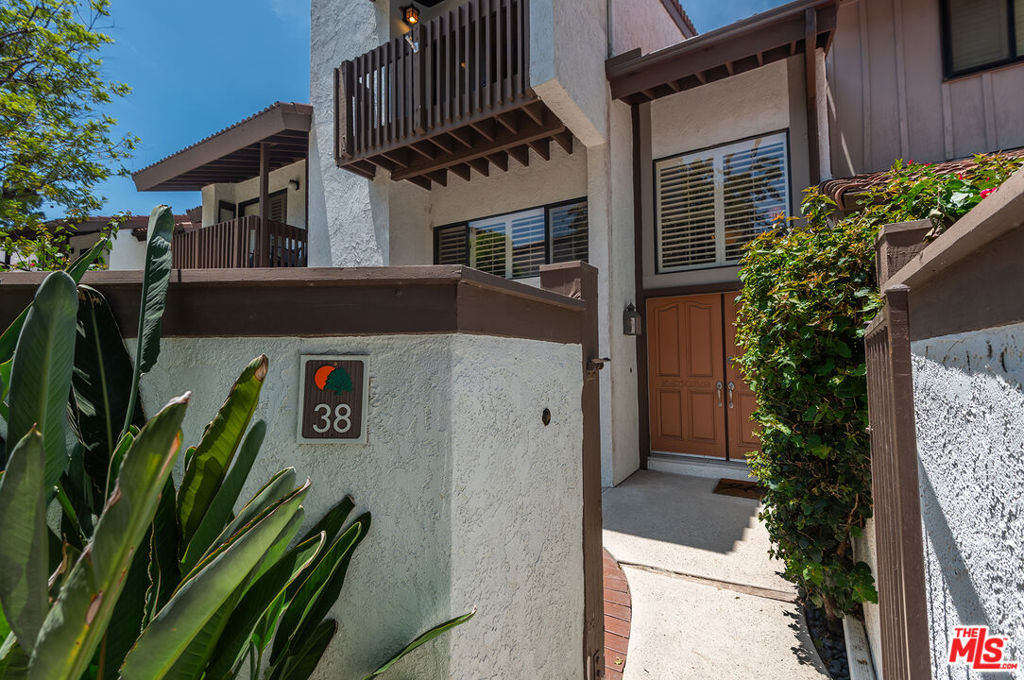 6265 Canoga Avenue 38