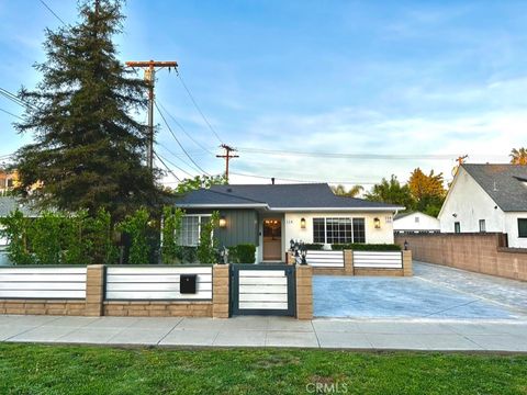 Photo of 114 S Lamer Street, Burbank, CA 91506 (MLS # GD25226342)