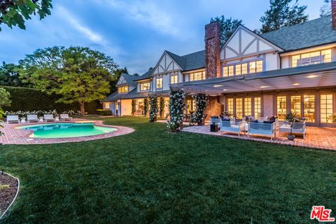 Photo of 807 N Crescent Drive, Beverly Hills, CA 90210 (MLS # 26639979)