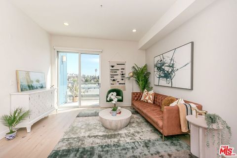 Photo of 105 S Mariposa Avenue #PH9, Los Angeles, CA 90004 (MLS # 25605713)