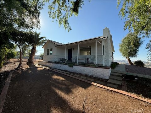 Photo of 126 E Sunset Dr, Redlands, CA 92399 (MLS # IG26068247)