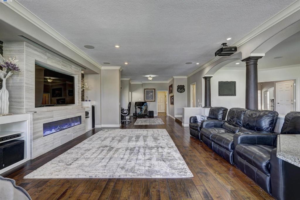 DISCOVERY BAY COUNTRY CLUB - Residential