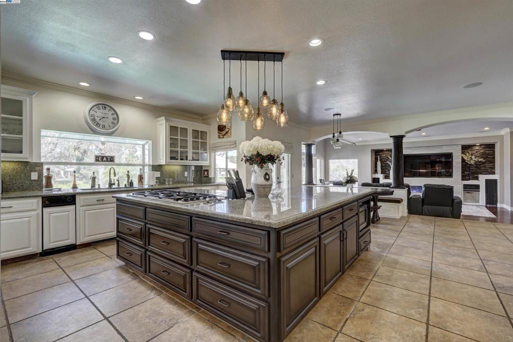 DISCOVERY BAY COUNTRY CLUB - Residential