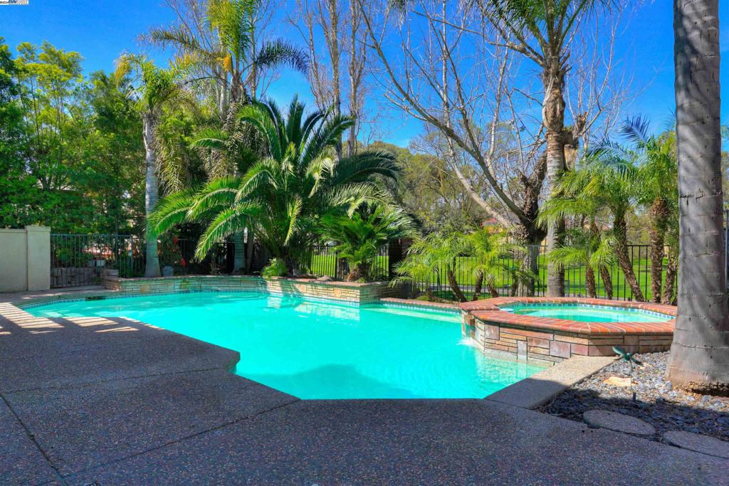 DISCOVERY BAY COUNTRY CLUB - Residential