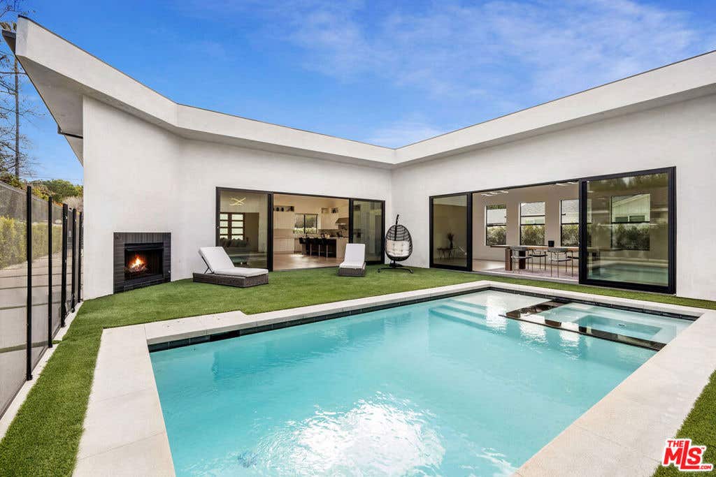 Photo of 22931 Dolorosa Street, Woodland Hills, CA 91367 (MLS # 26847753)