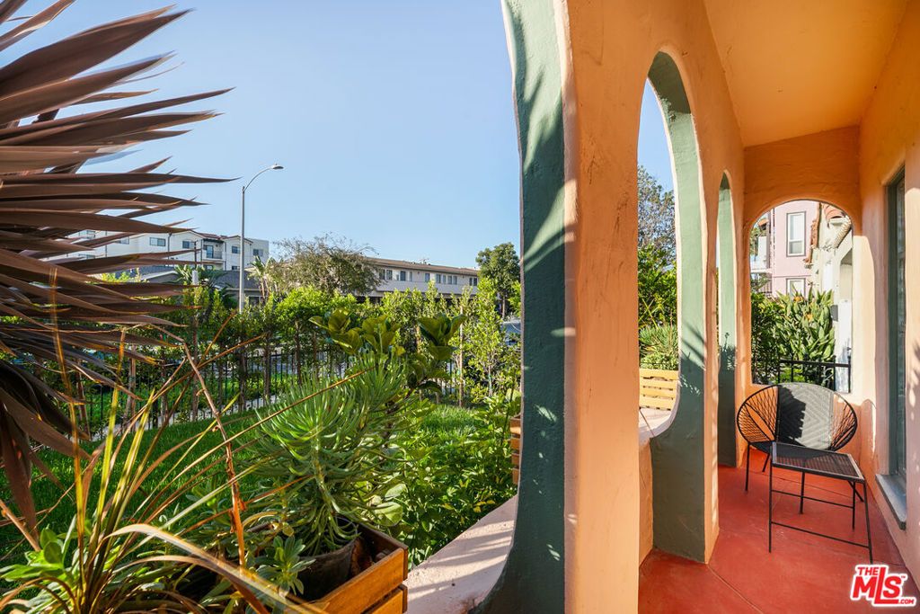 Photo of 1568 S Hayworth Avenue, Los Angeles, CA 90035 (MLS # 25562335)