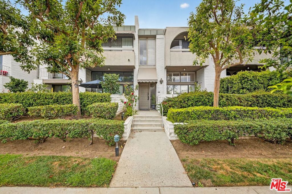Photo of 5305 White Oak Avenue #F, Encino, CA 91316 (MLS # 26673235)