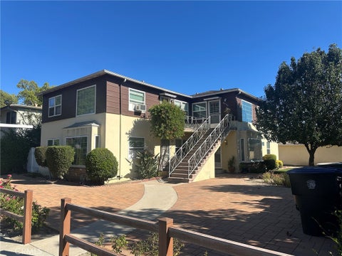 Photo of 2208 W Victory BLVD, Burbank, CA 91506 (MLS # BB26195094)