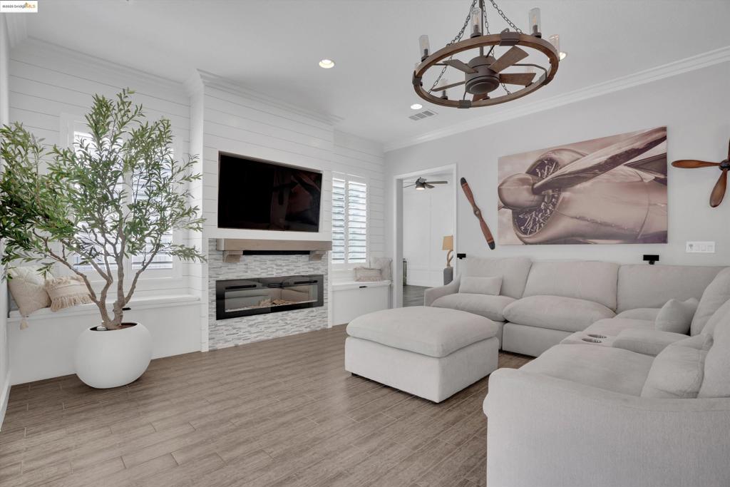 THE LAKES - Residential