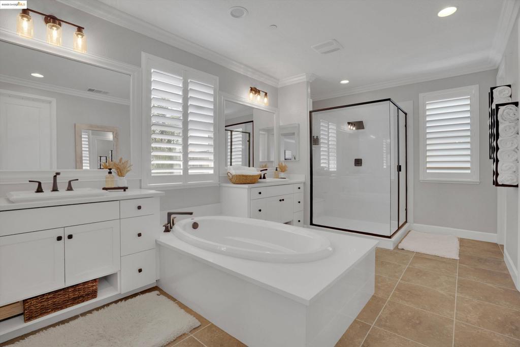 THE LAKES - Residential