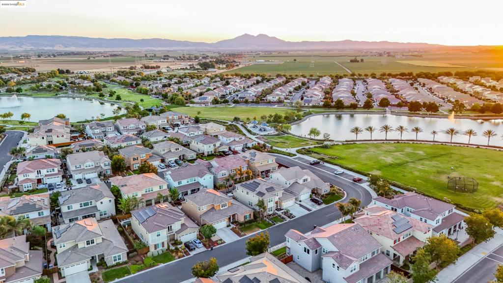 THE LAKES - Residential