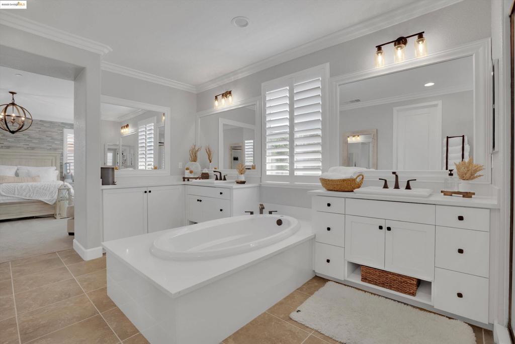 THE LAKES - Residential