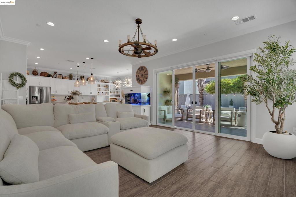 THE LAKES - Residential