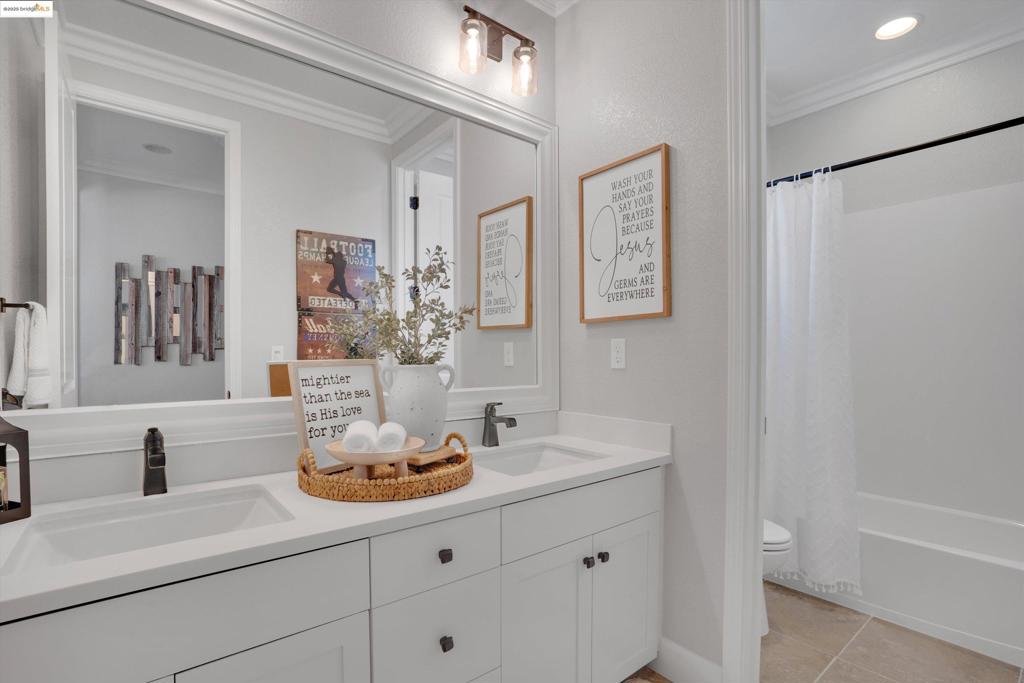 THE LAKES - Residential