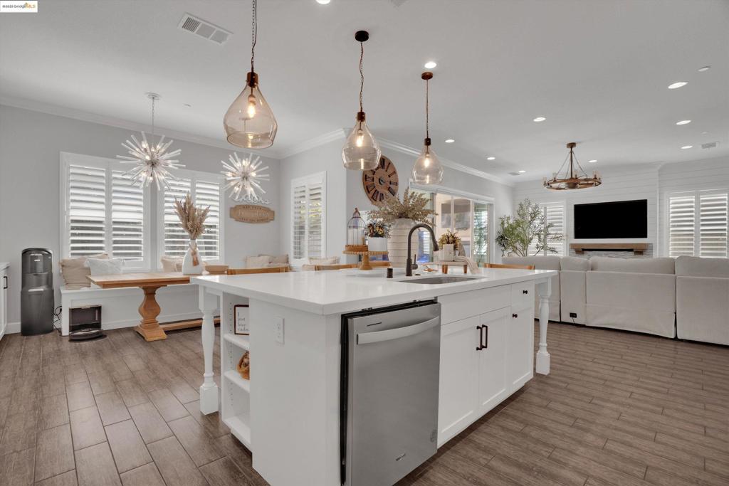 THE LAKES - Residential