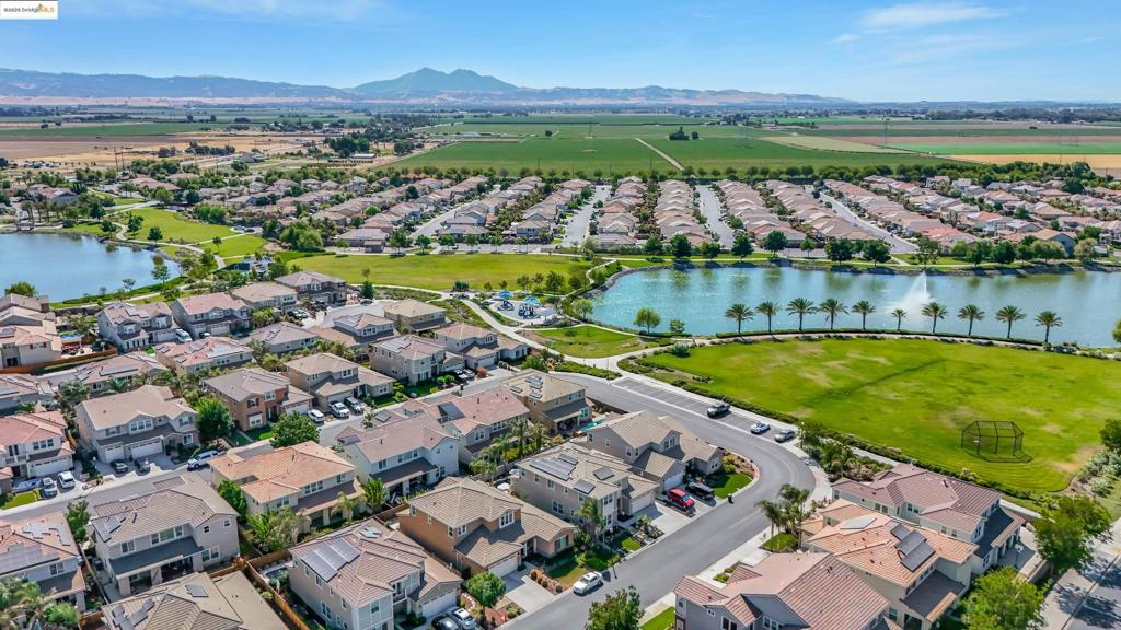 THE LAKES - Residential