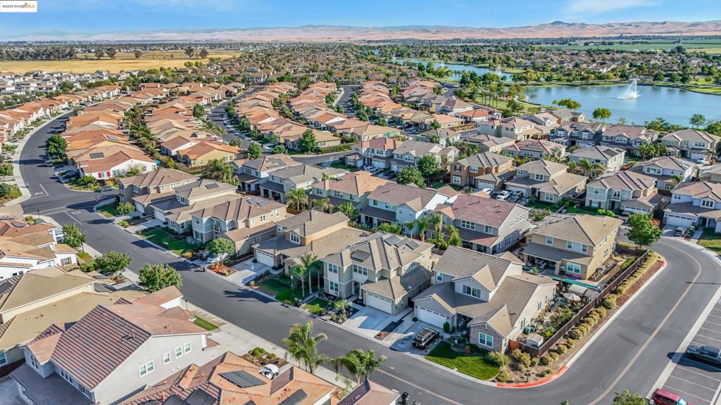 THE LAKES - Residential