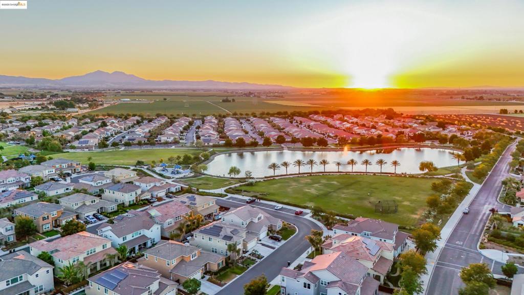 THE LAKES - Residential