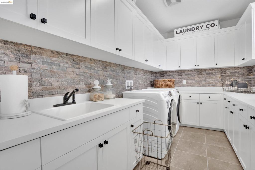 THE LAKES - Residential