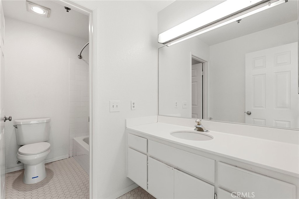 Oak Park (867) - Residential Lease