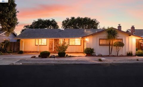 Photo of 30245 Treeview Street St, Hayward, CA 94544 (MLS # 41128450)