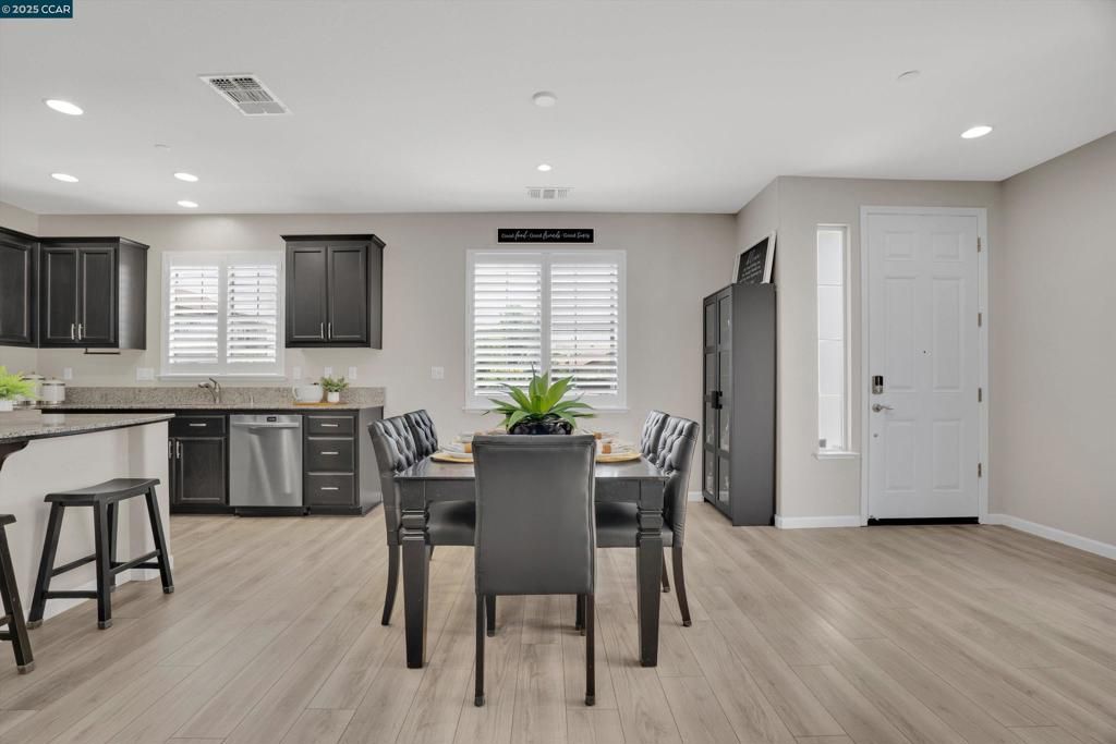 listing image 130725596518618503407
