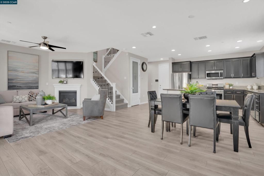 listing image 130721297701425786524
