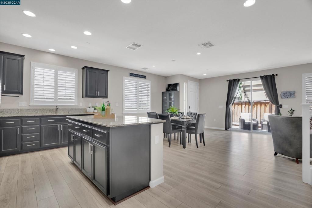 listing image 130720610993873221899