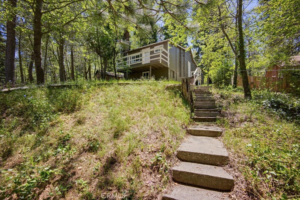 22951 Redwood