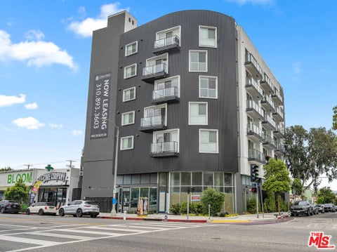Photo of 5550 W Pico Boulevard, Los Angeles, CA 90019 (MLS # 26999159)