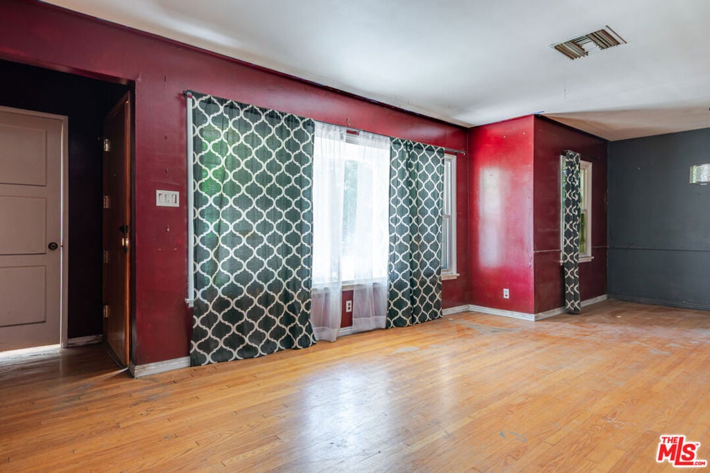 16431 Hamlin Street, Lake Balboa CA 91406