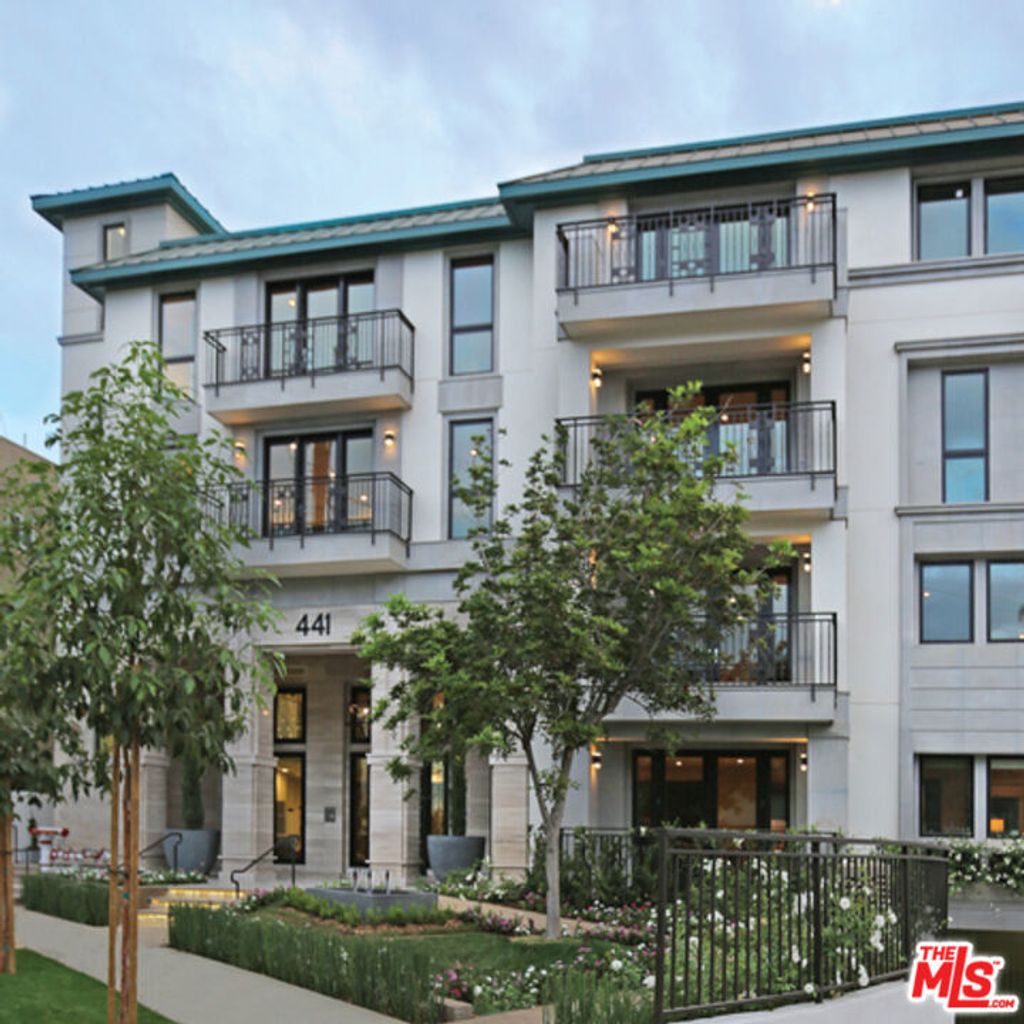 Photo of 441 S Barrington Avenue #105, Los Angeles, CA 90049 (MLS # 26667025)