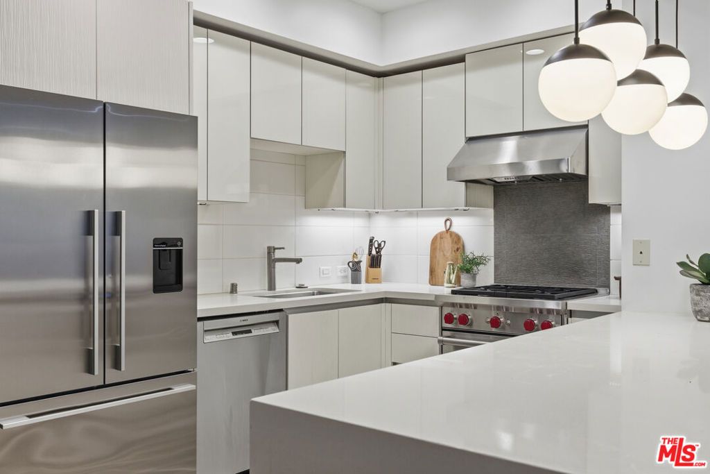 Photo of 441 S Barrington Avenue #105, Los Angeles, CA 90049 (MLS # 26667025)