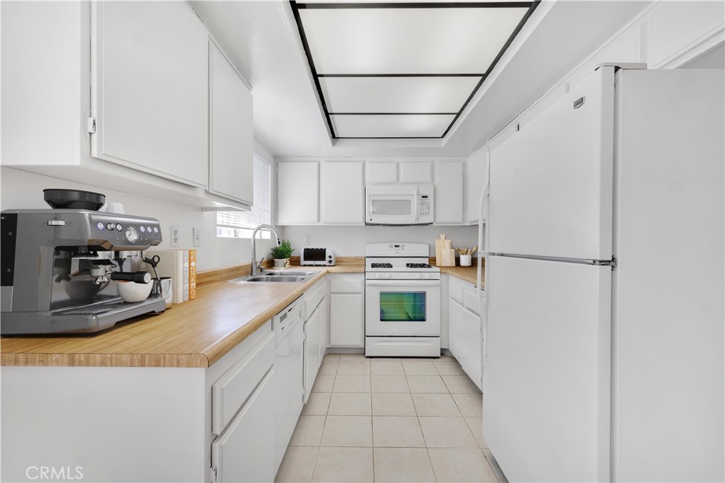 10480 Sunland Boulevard 16