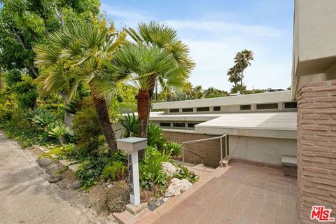 Photo of 1412 N Tigertail Road, Los Angeles, CA 90049 (MLS # 25594699)