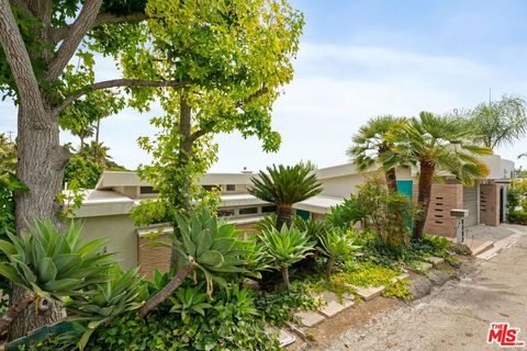 Tiny photo for 1412 N Tigertail Road, Los Angeles, CA 90049 (MLS # 25594699)