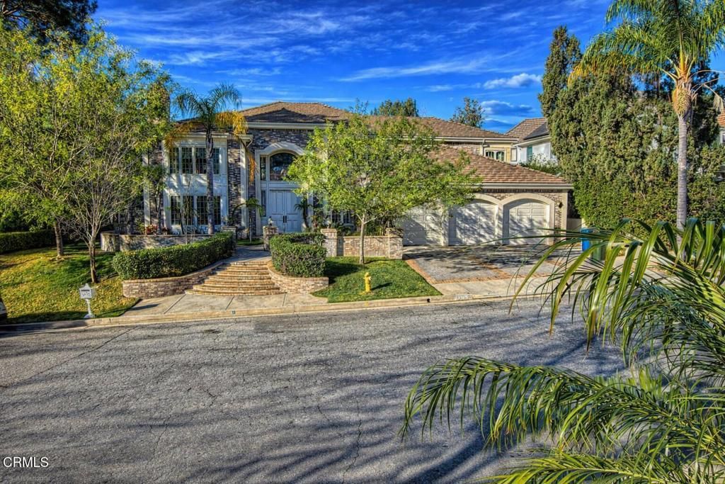 Photo of 832 Greenridge Drive, La Canada Flintridge, CA 91011 (MLS # P1-26307)
