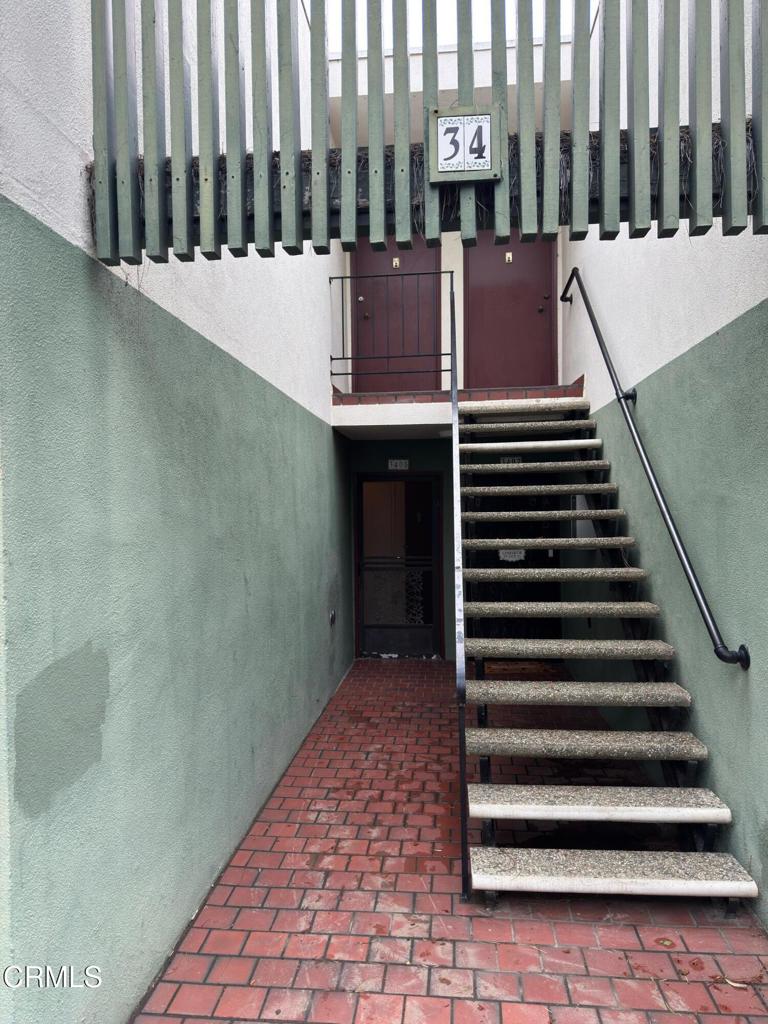 This 2 bedroom 2 bath home is located on the first floor with a nice yard for kids, pets or gardening. Nice corner unit. Fresh paint and carpet. Located in a very desirable neighborhood in Ventura. Close to shopping, schools, dining and public transportation. Community pool, spa and a clubhouse. One car garage and street parking.
