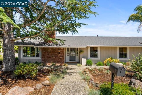 Photo of 9 Mayfield Pl, Moraga, CA 94556 (MLS # 41131942)