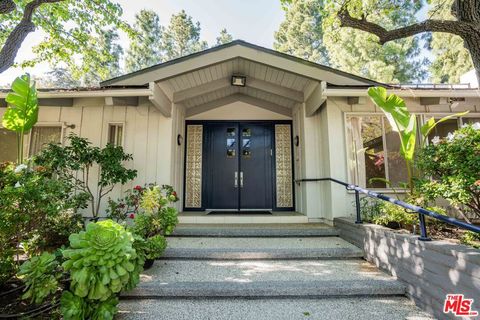 Photo of 811 N Hillcrest Road, Beverly Hills, CA 90210 (MLS # 26670365)