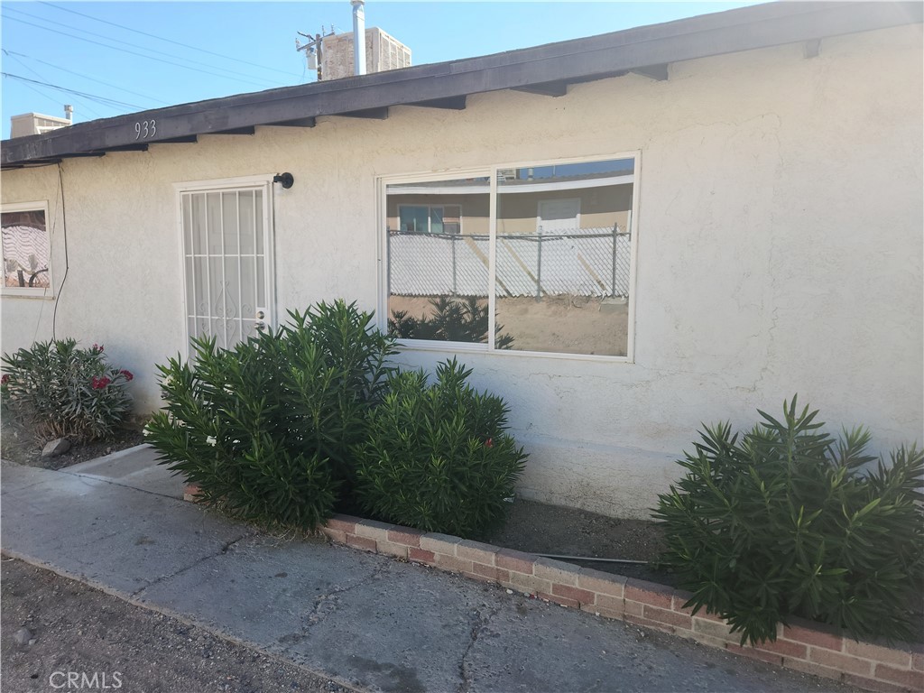 Duplex, front unit is for rent. 2 bedrooms 1 bath 2 car garage, close to elementary school, hospital, park, shopping and more.