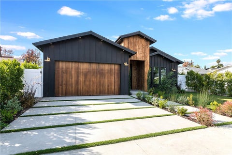 Photo of 5323 Allott Avenue, Sherman Oaks, CA 91401 (MLS # SR26148026)