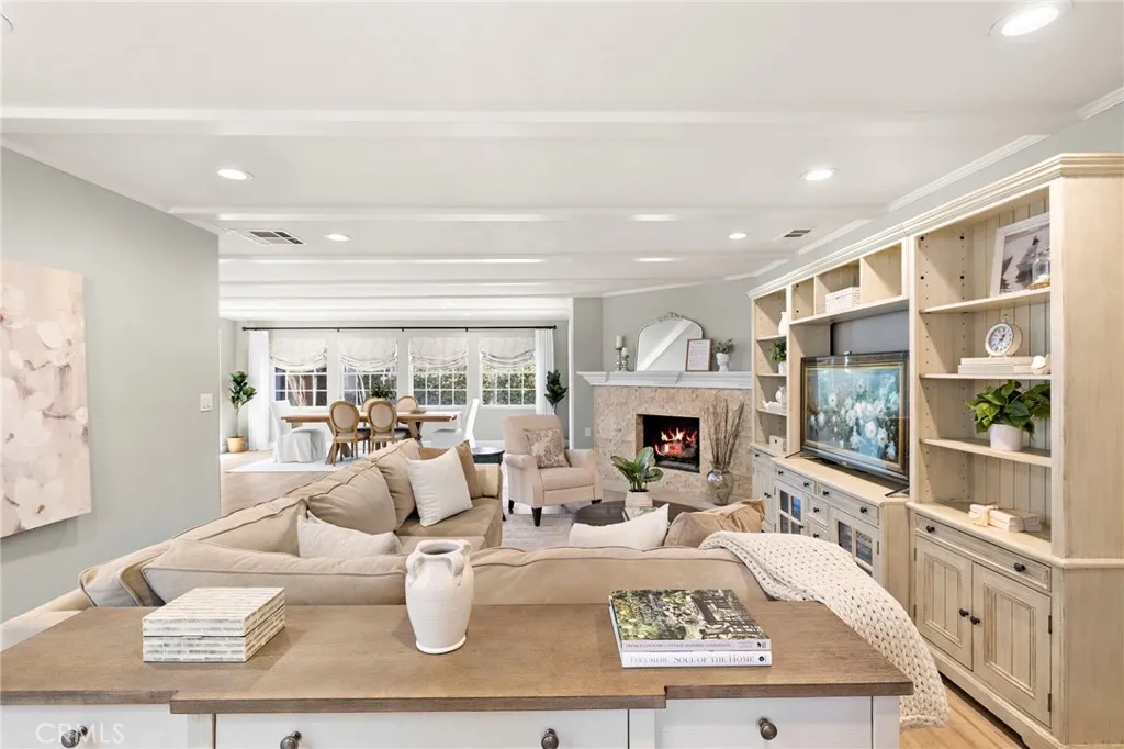 Long Beach, California 90815, United States, 3 Bedrooms Bedrooms, ,2 BathroomsBathrooms,Residential,Pending,212976