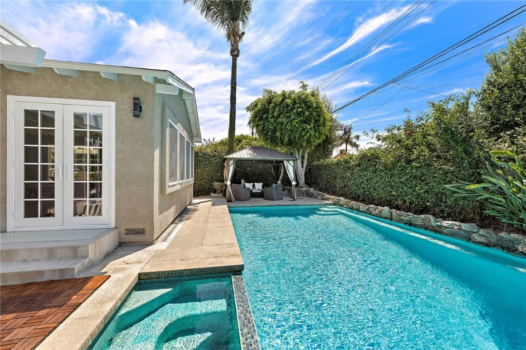 Long Beach, California 90815, United States, 3 Bedrooms Bedrooms, ,2 BathroomsBathrooms,Residential,Pending,212976