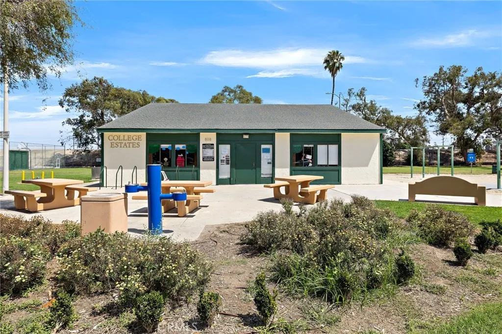 Long Beach, California 90815, United States, 3 Bedrooms Bedrooms, ,2 BathroomsBathrooms,Residential,Pending,212976