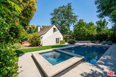 Photo of 23057 Sylvan Street, Woodland Hills, CA 91367 (MLS # 26102091)