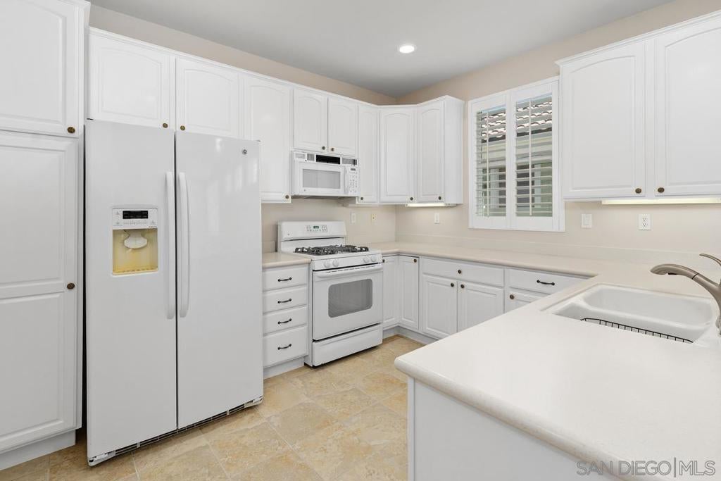 977 Blackhawk Dr